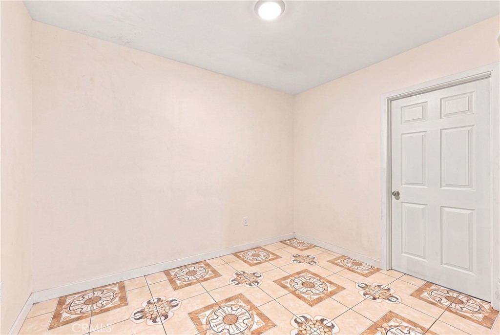 5017 S San Pedro Property Photo 2