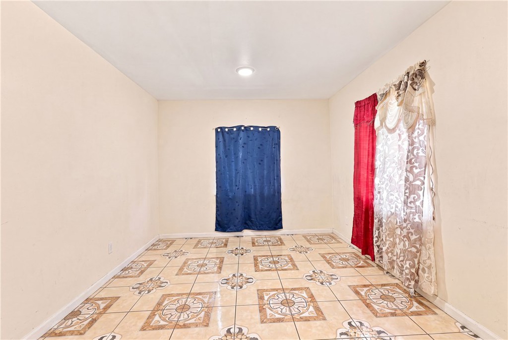 5017 S San Pedro Property Photo 4