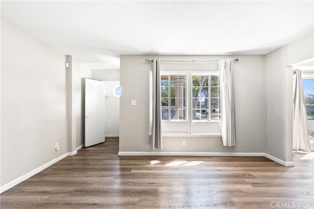 2806 Lawrence Avenue Property Photo 4