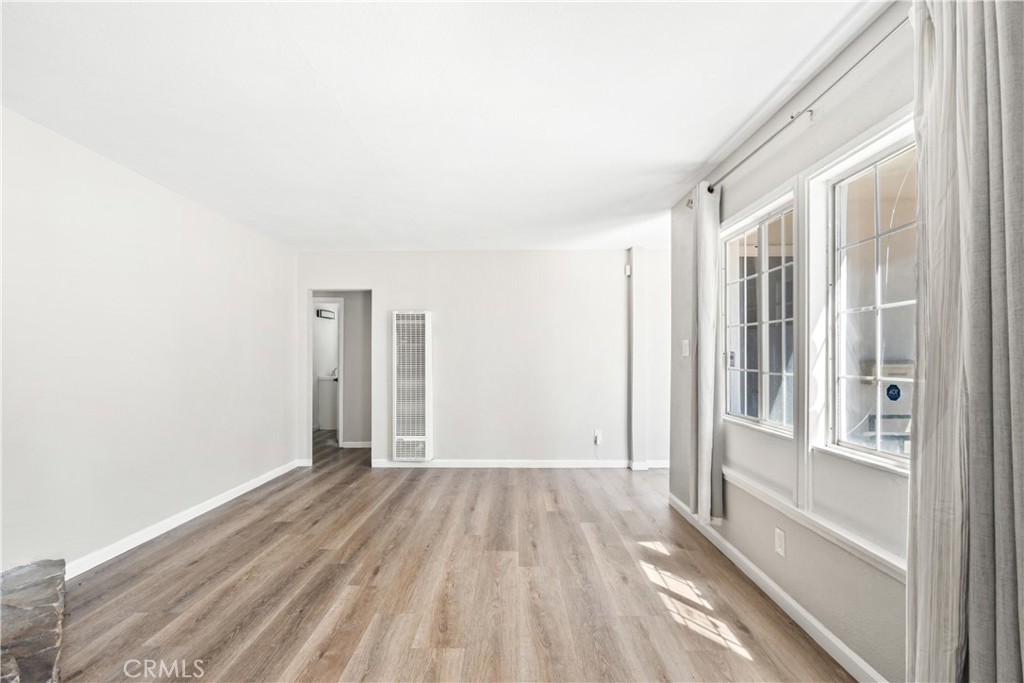 2806 Lawrence Avenue Property Photo 5