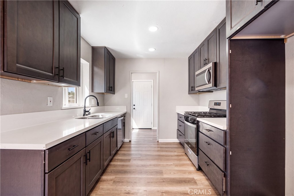 2806 Lawrence Avenue Property Photo 10