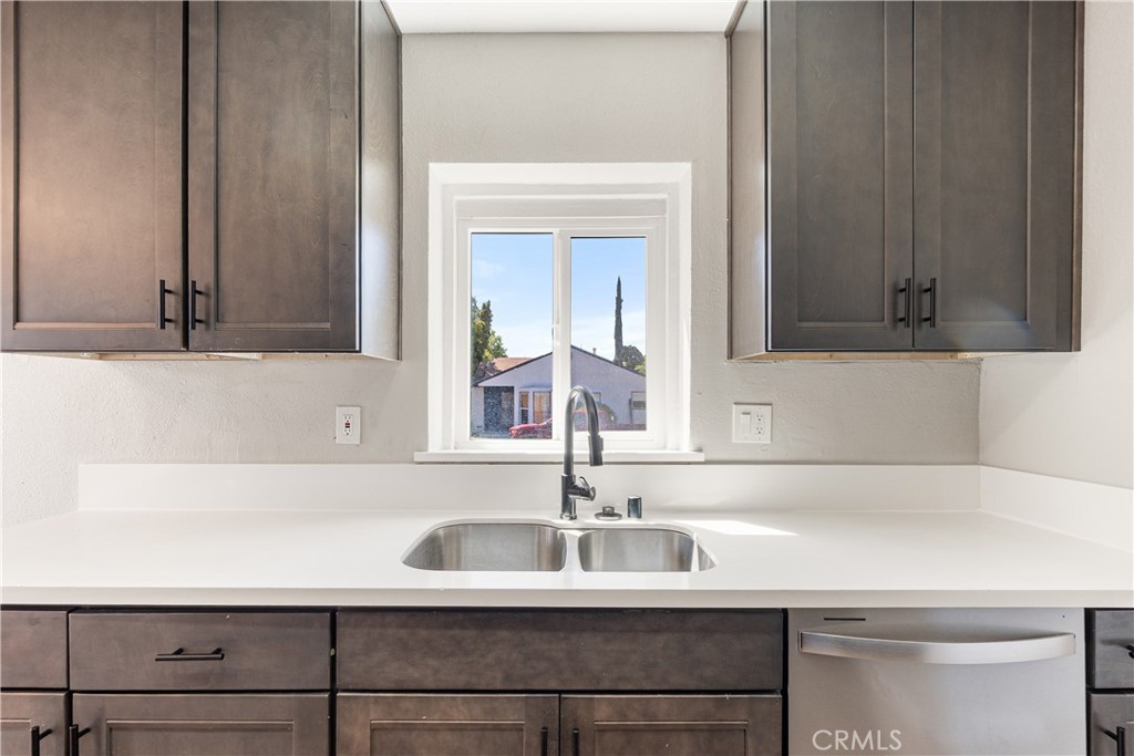 2806 Lawrence Avenue Property Photo 12