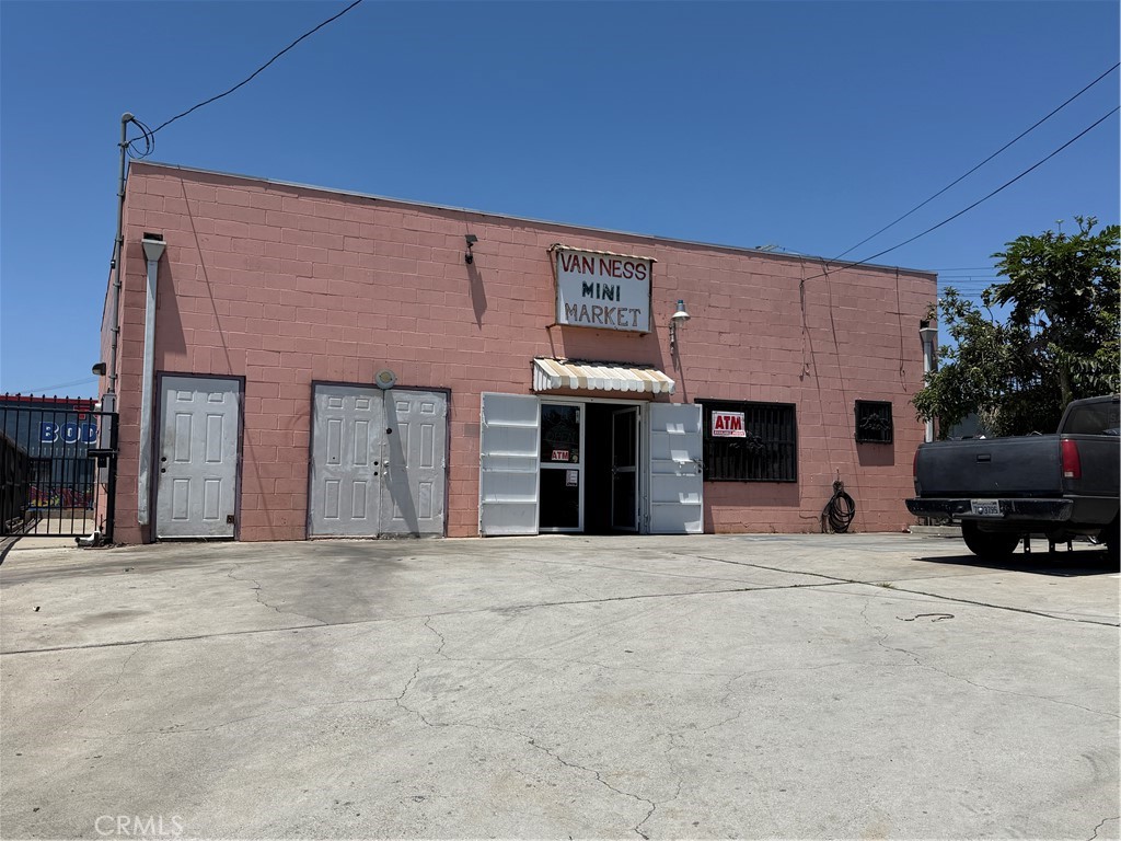 6130 S Van Ness Property Photo 1