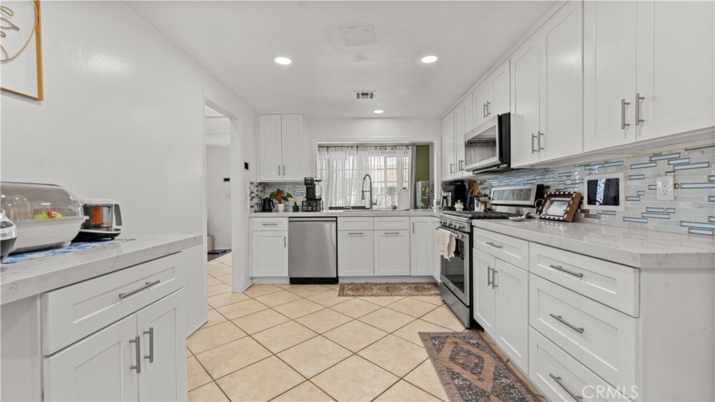 28140 Tambora Property Photo 14