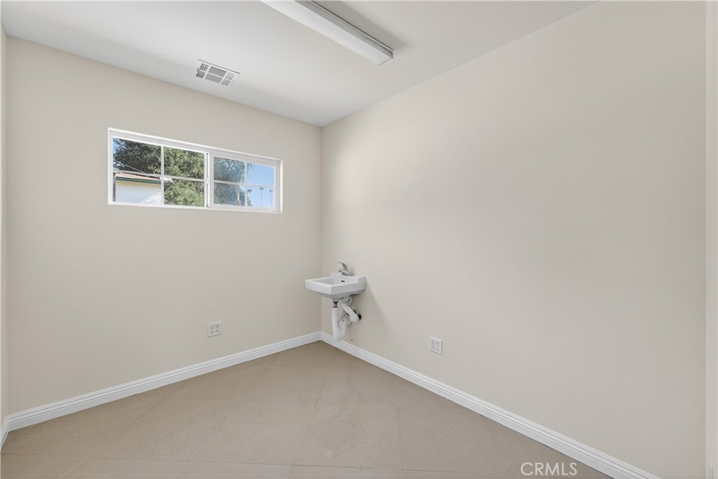 447 N Prairie Avenue Property Photo 9