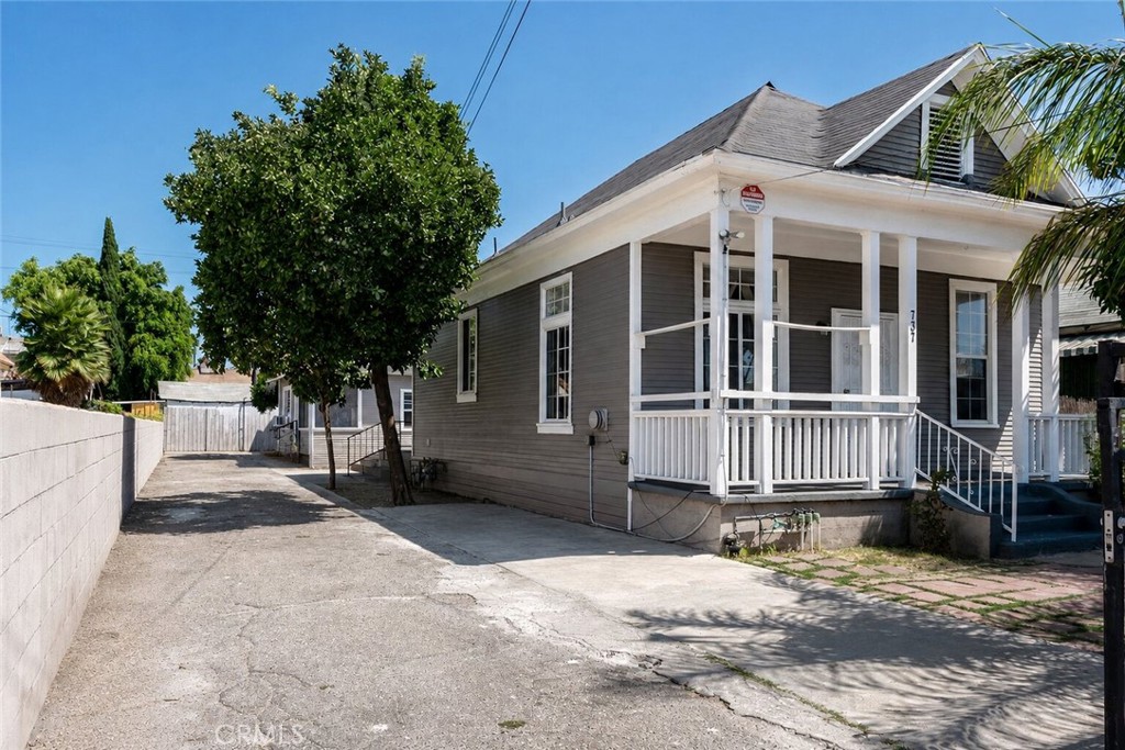 737 E 47th Street Property Photo 1