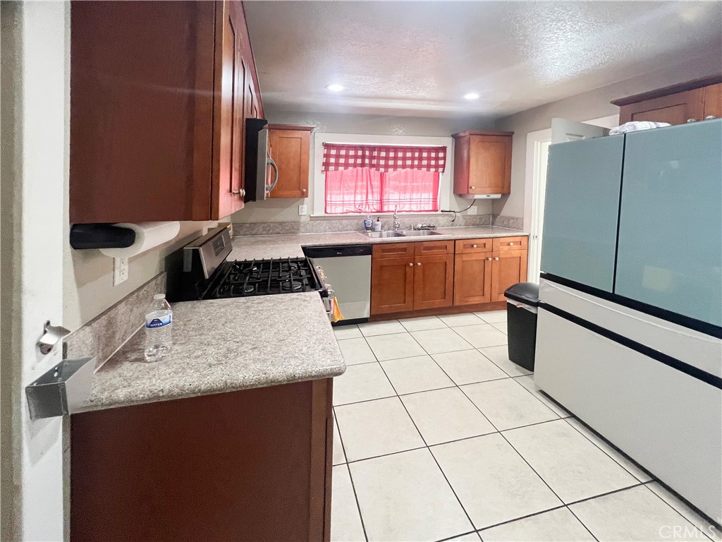 4112 S Budlong Avenue Property Photo 8