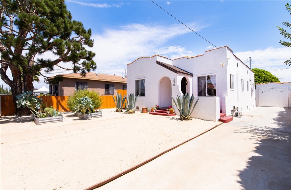 1230 Fraser Property Photo 2