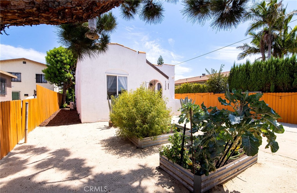 1230 Fraser Property Photo 5