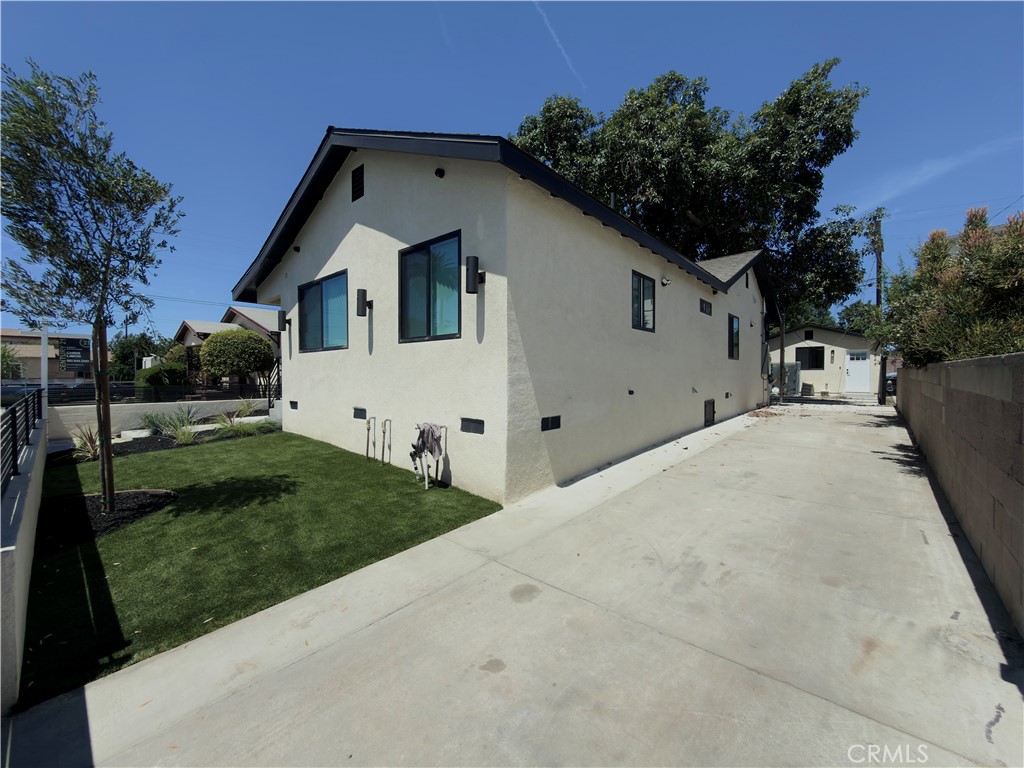 1645 E 50th Property Photo 11