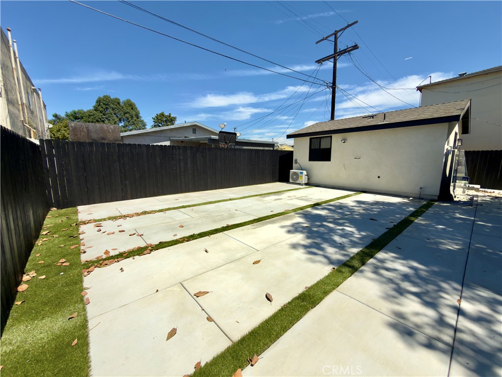 1645 E 50th Property Photo 16