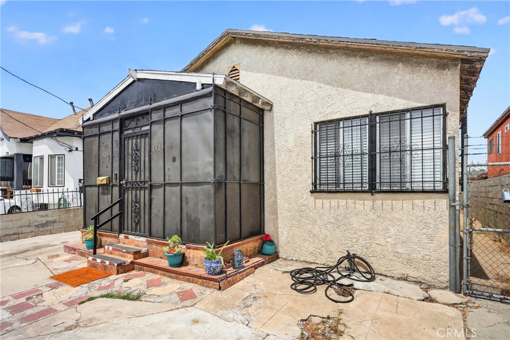 1523 E Vernon Property Photo 1