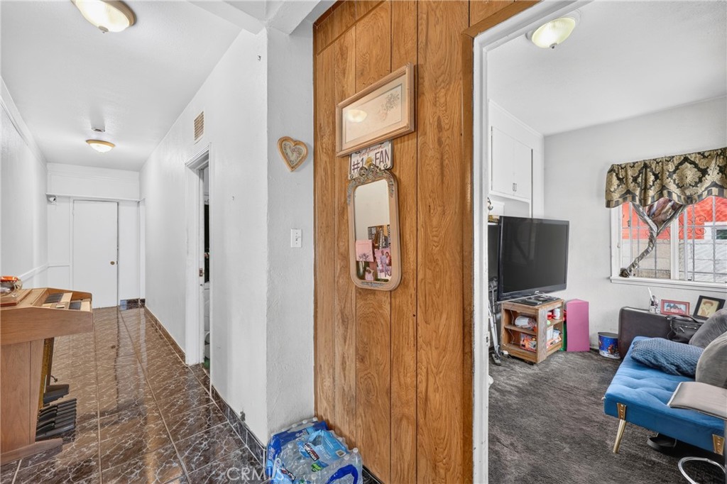 1523 E Vernon Property Photo 8