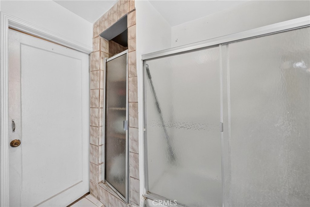 1523 E Vernon Property Photo 35