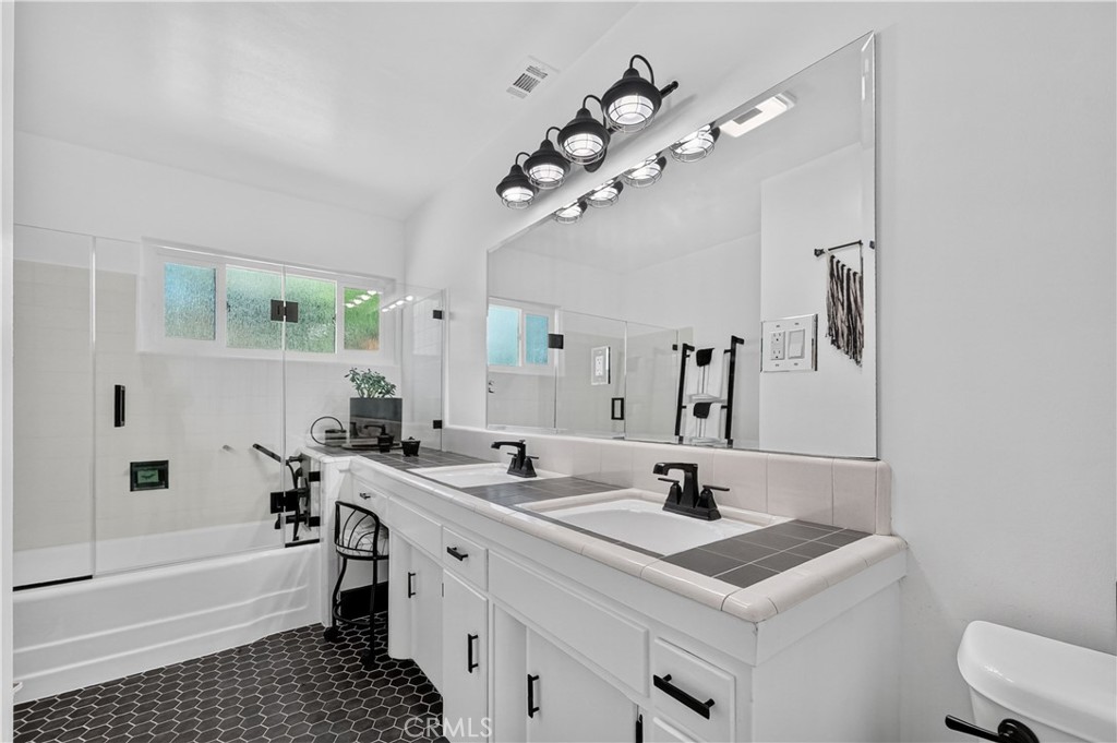 1102 N Randall Avenue Property Photo 32