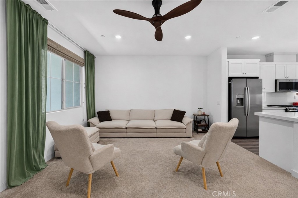 511 Tamarind Way E Property Photo 3