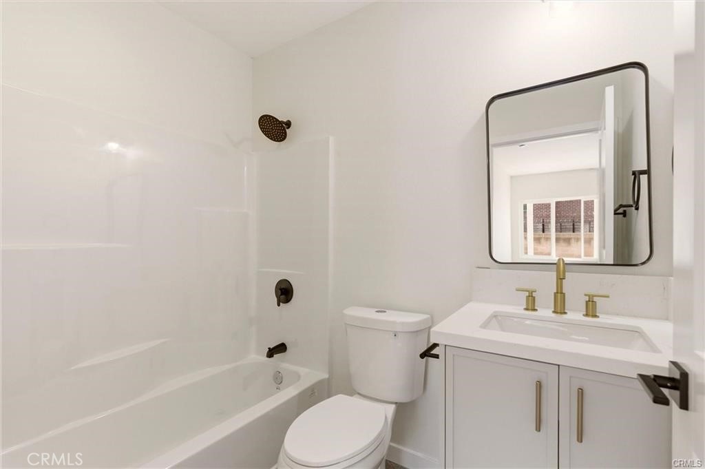 2155 Euclid Avenue A Property Photo 8