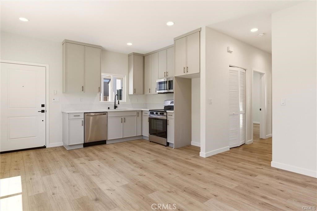 2155 Euclid Avenue B Property Photo 4