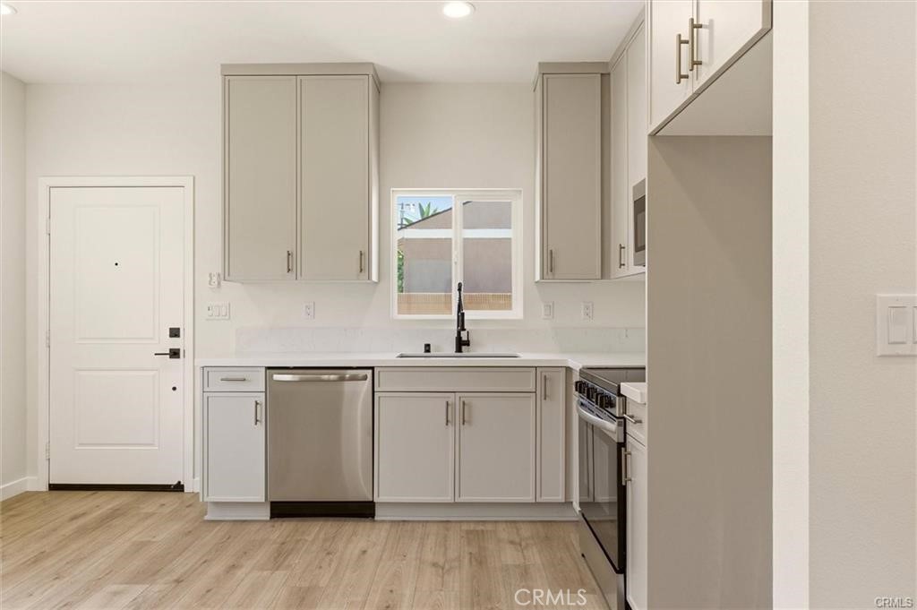 2155 Euclid Avenue B Property Photo 5