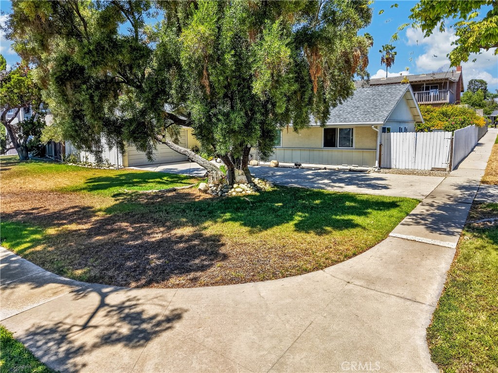1215 Dickenson Property Photo 4