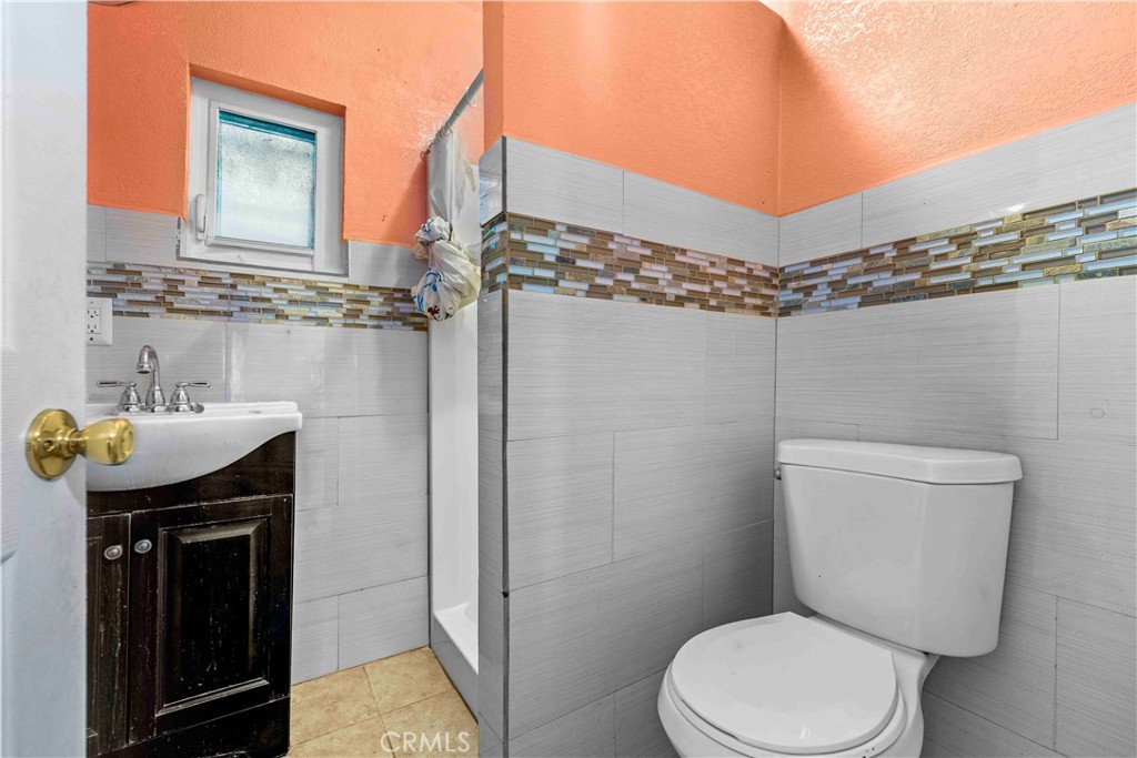 651 E 53rd Property Photo 12