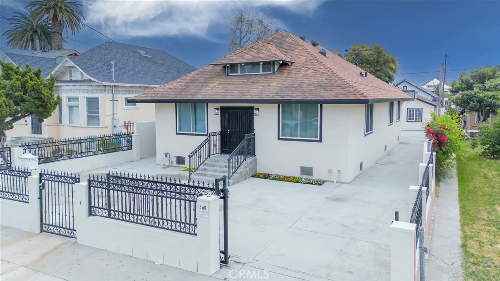 232 W 40th Place Property Photo 1