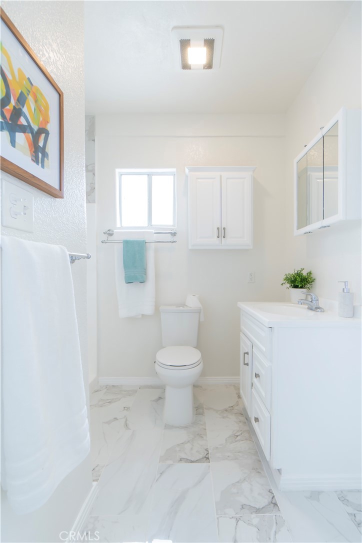 232 W 40th Place Property Photo 8
