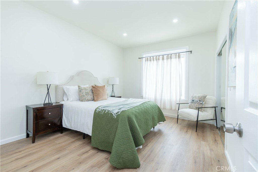 232 W 40th Place Property Photo 11