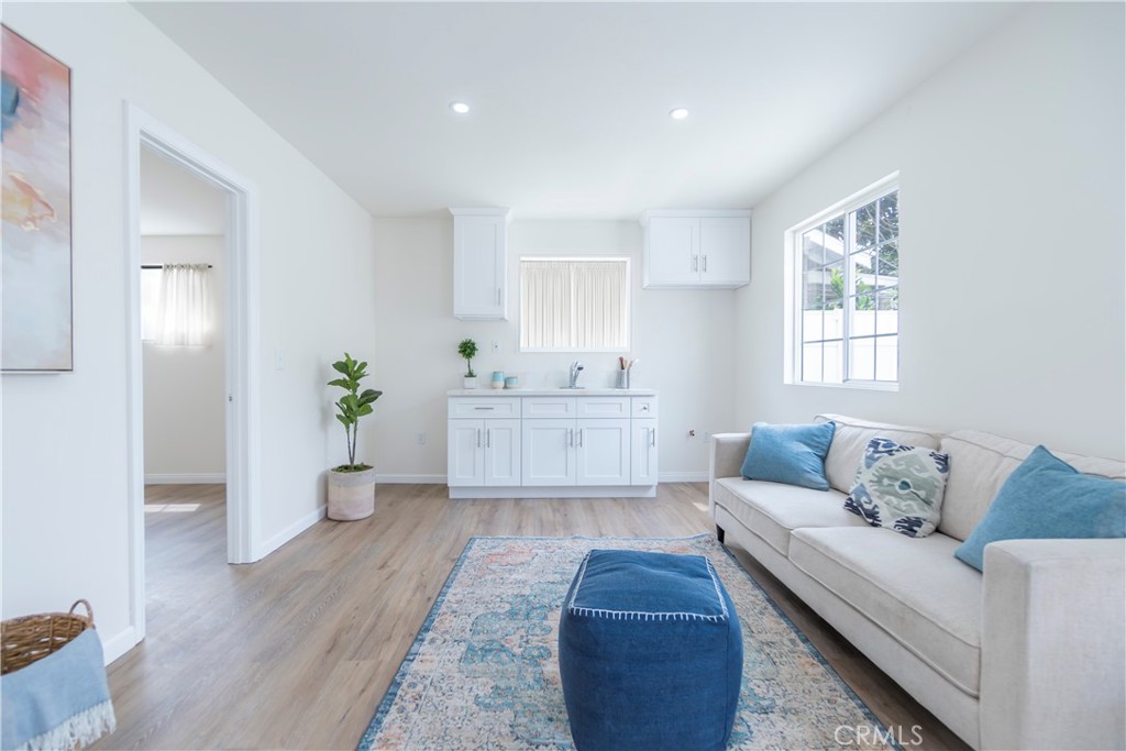 232 W 40th Place Property Photo 13