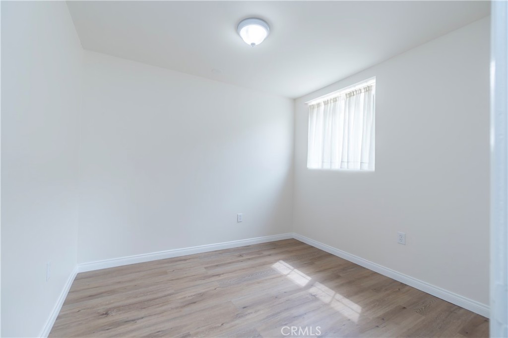 232 W 40th Place Property Photo 15