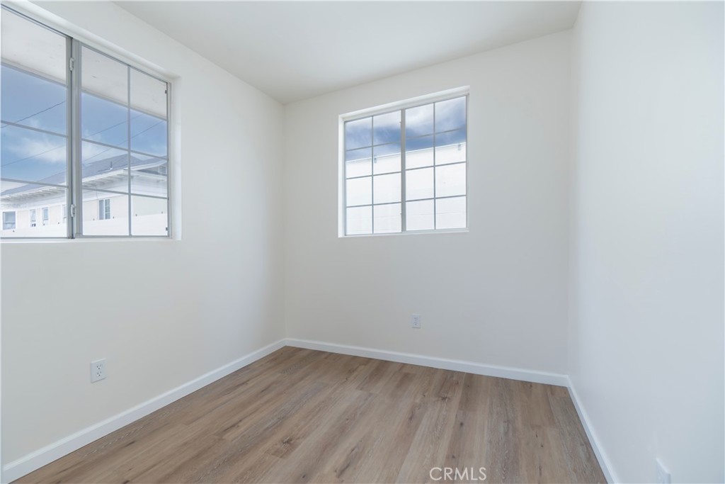 232 W 40th Place Property Photo 19