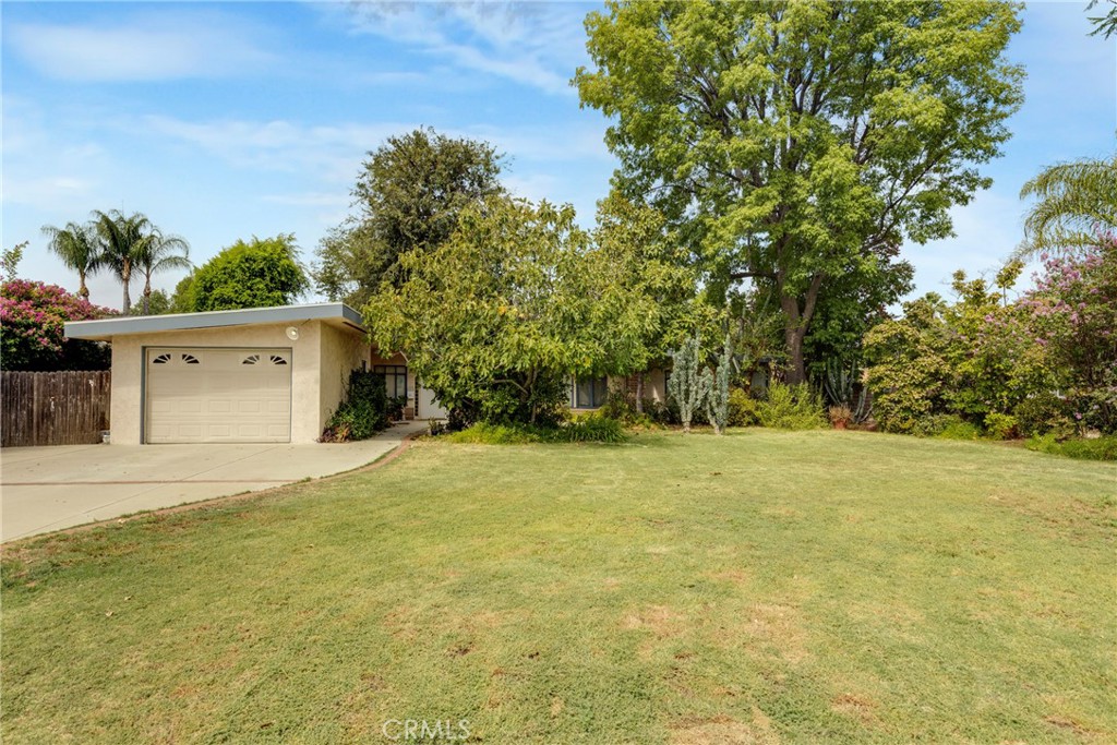 7911 Genesta Property Photo 2