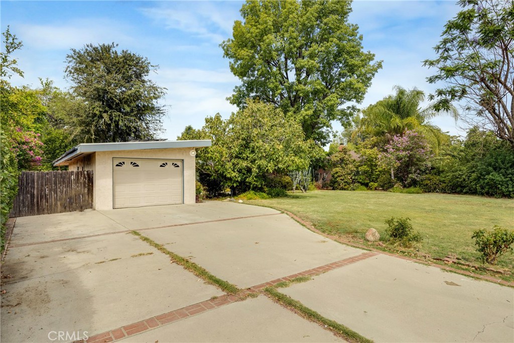7911 Genesta Property Photo 3
