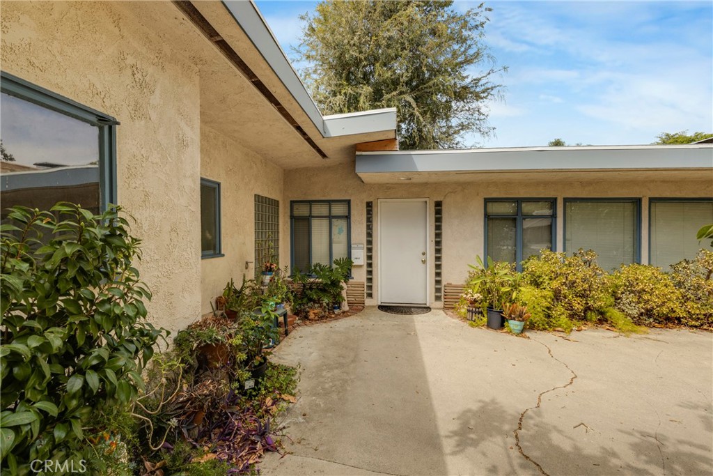 7911 Genesta Property Photo 4