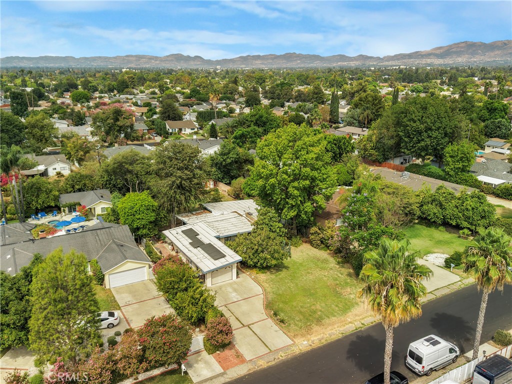 7911 Genesta Property Photo 8