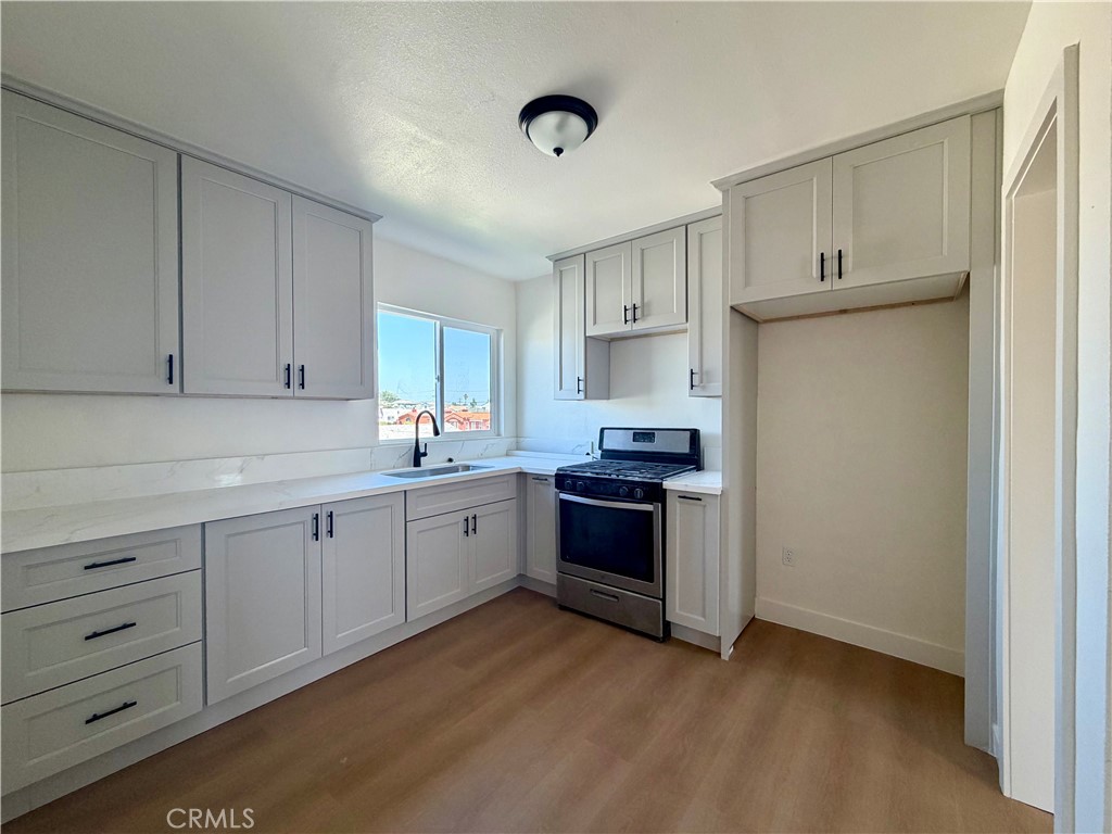 1426 1/2 W 83rd Property Photo 1