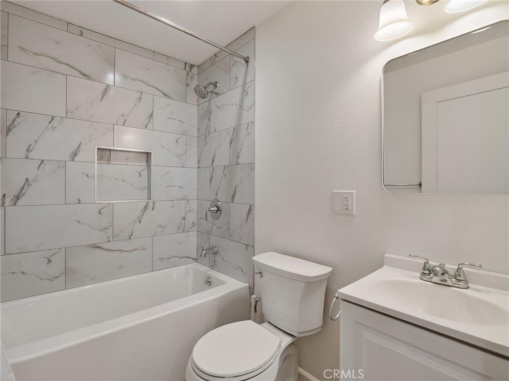 1028 E 10th Property Photo 34