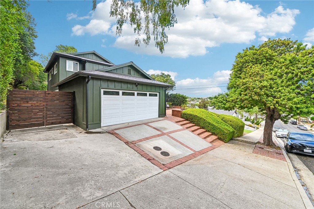 1311 N Meyler Property Photo 2