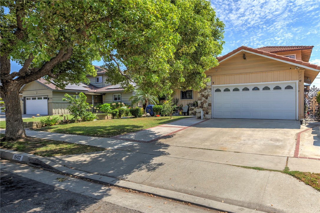 15422 Benfield Property Photo 3