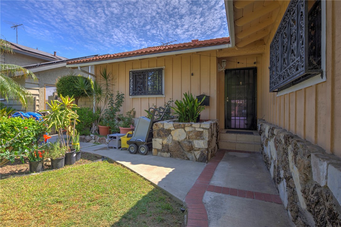 15422 Benfield Property Photo 4