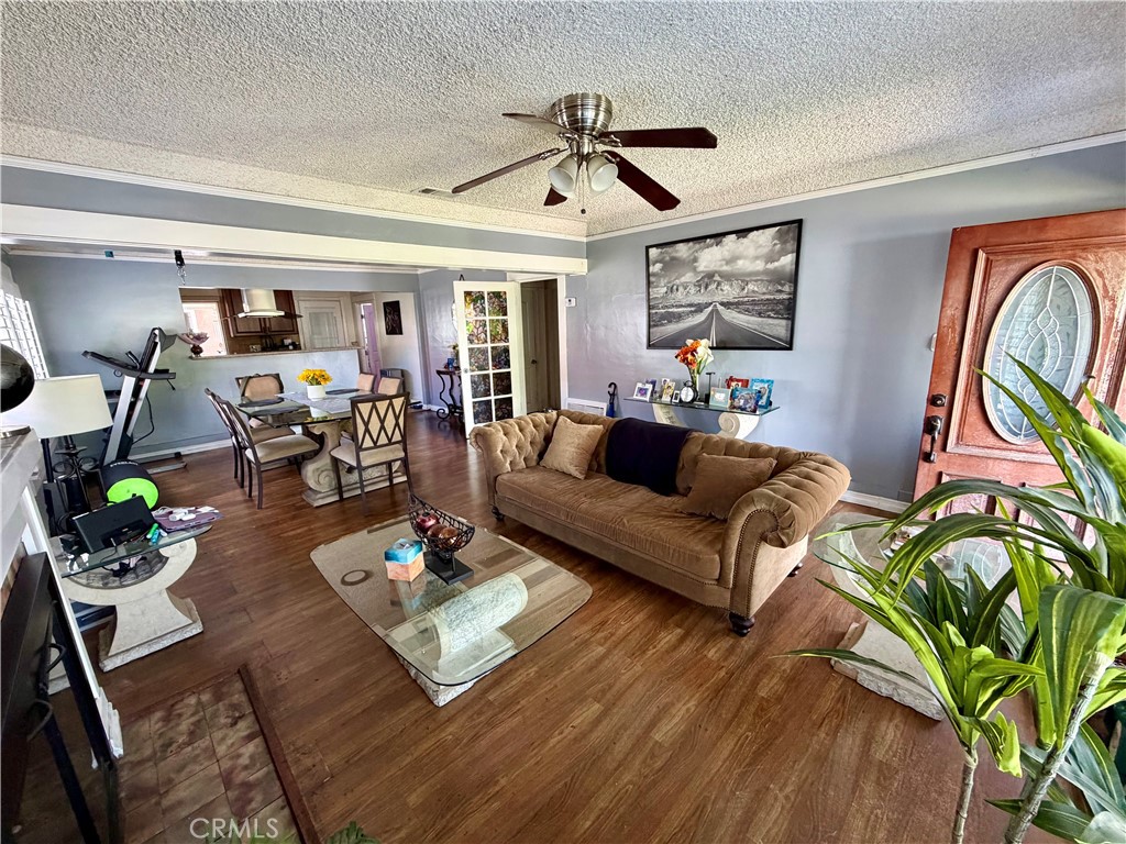 1016 W 51st Place Property Photo 6