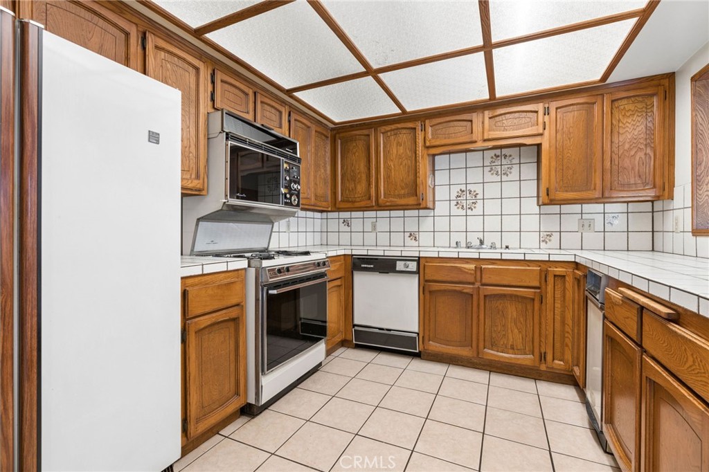 2431 Claremont Property Photo 18