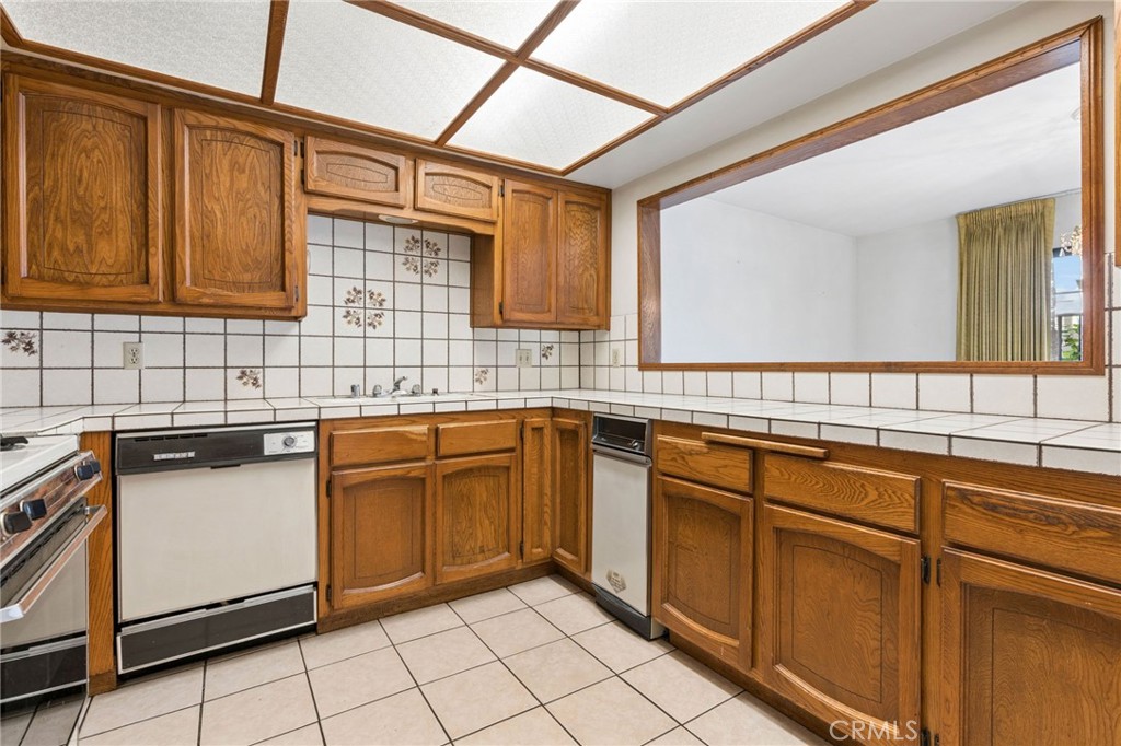 2431 Claremont Property Photo 19
