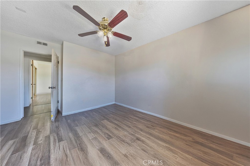 915 E 41st Property Photo 8
