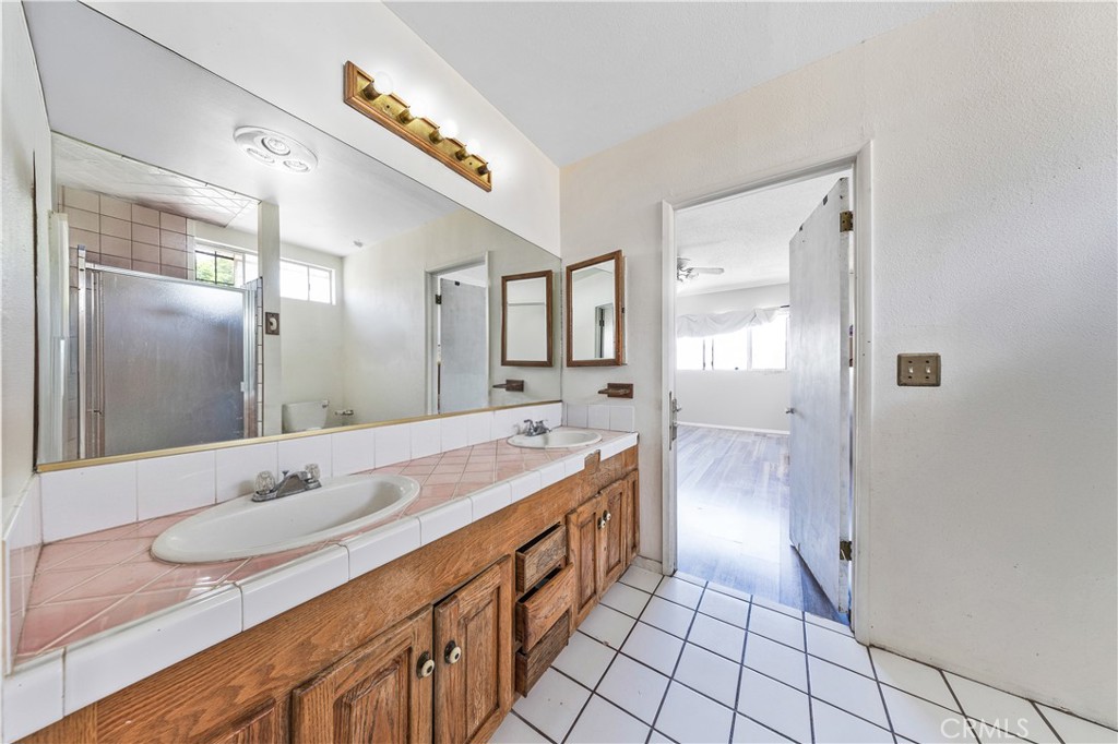 915 E 41st Property Photo 12