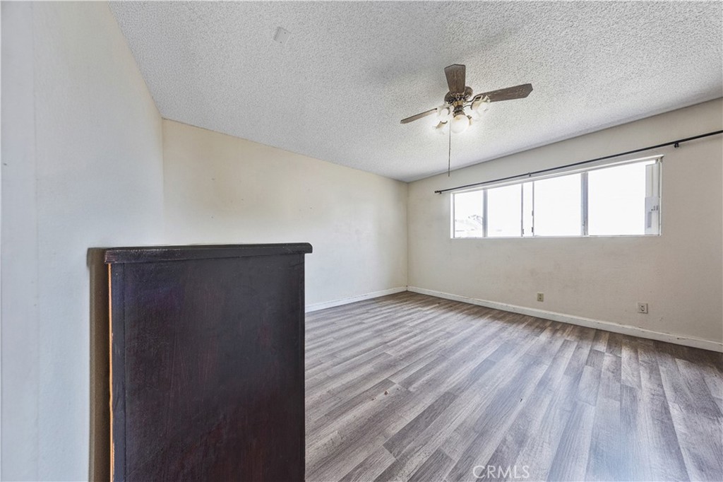 915 E 41st Property Photo 14