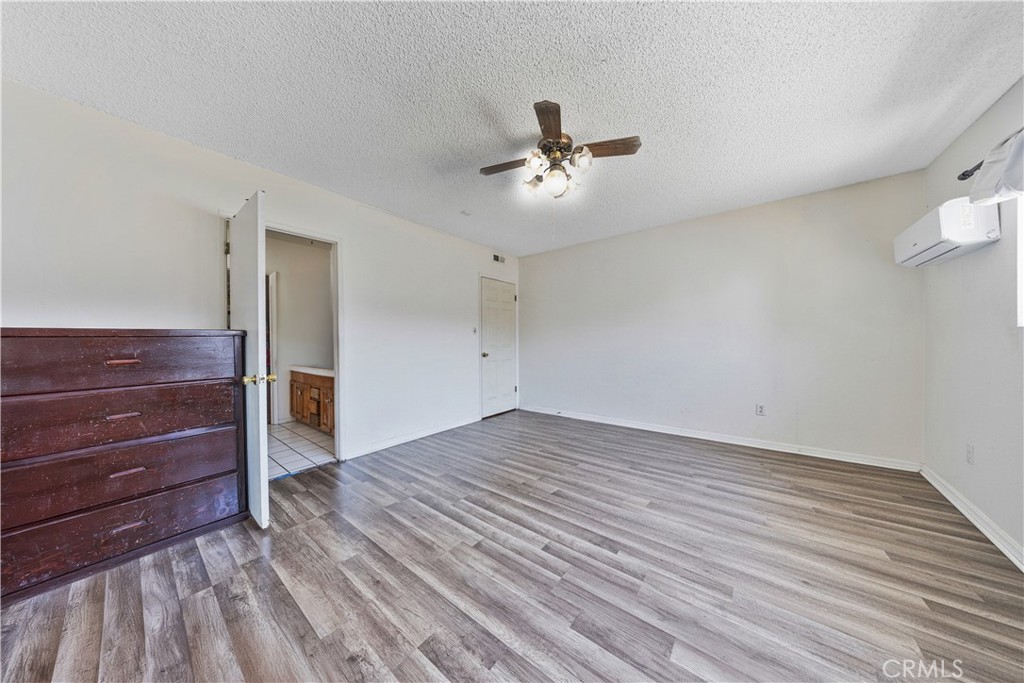 915 E 41st Property Photo 15
