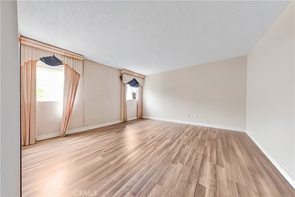915 E 41st Property Photo 17