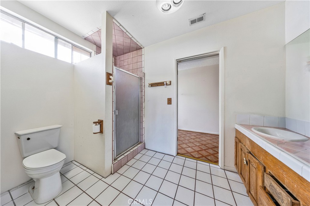 915 E 41st Property Photo 19