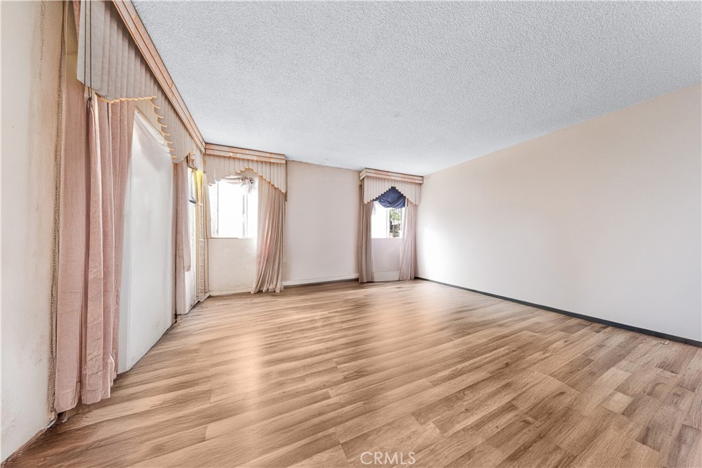 915 E 41st Property Photo 39
